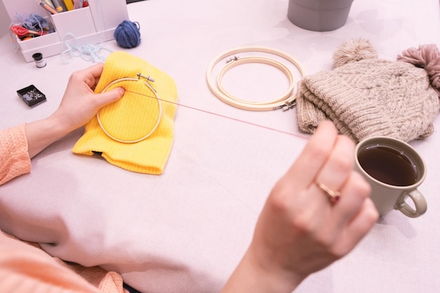 Artystka haftująca na tamborku